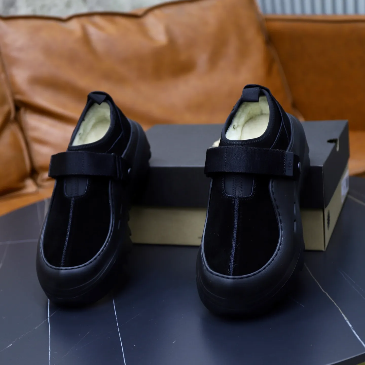 Ex-factory price: 580 for couples👫💰Thick wool imported from Australia Brand: UGG genuine purchasing agent Size: 35-45 (45 customized) Grade: Official website 1:1 Material: First layer of genuine leather waterproof and antifreeze upper Real wool lining Original non-slip and wear-resistant outsole Style category: Men's casual shoes Trendy style Comfortable on the feet Color: Official website color synchronization